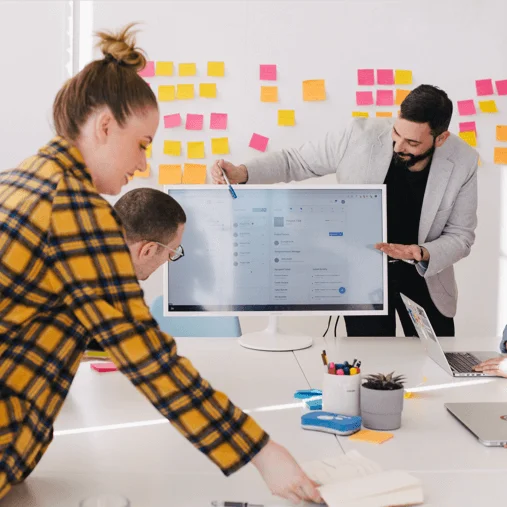 Ordenador portátil mostrando un ejemplo de diseño web moderno para un negocio del Empordà.